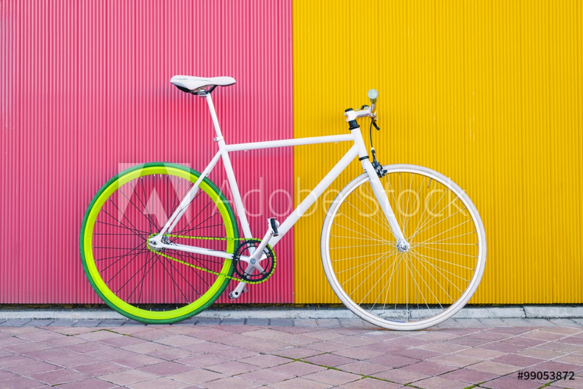 City bicycle fixed gear on yellow and red wall valmistajalta  Valokuvatapetit | Kotitapetti