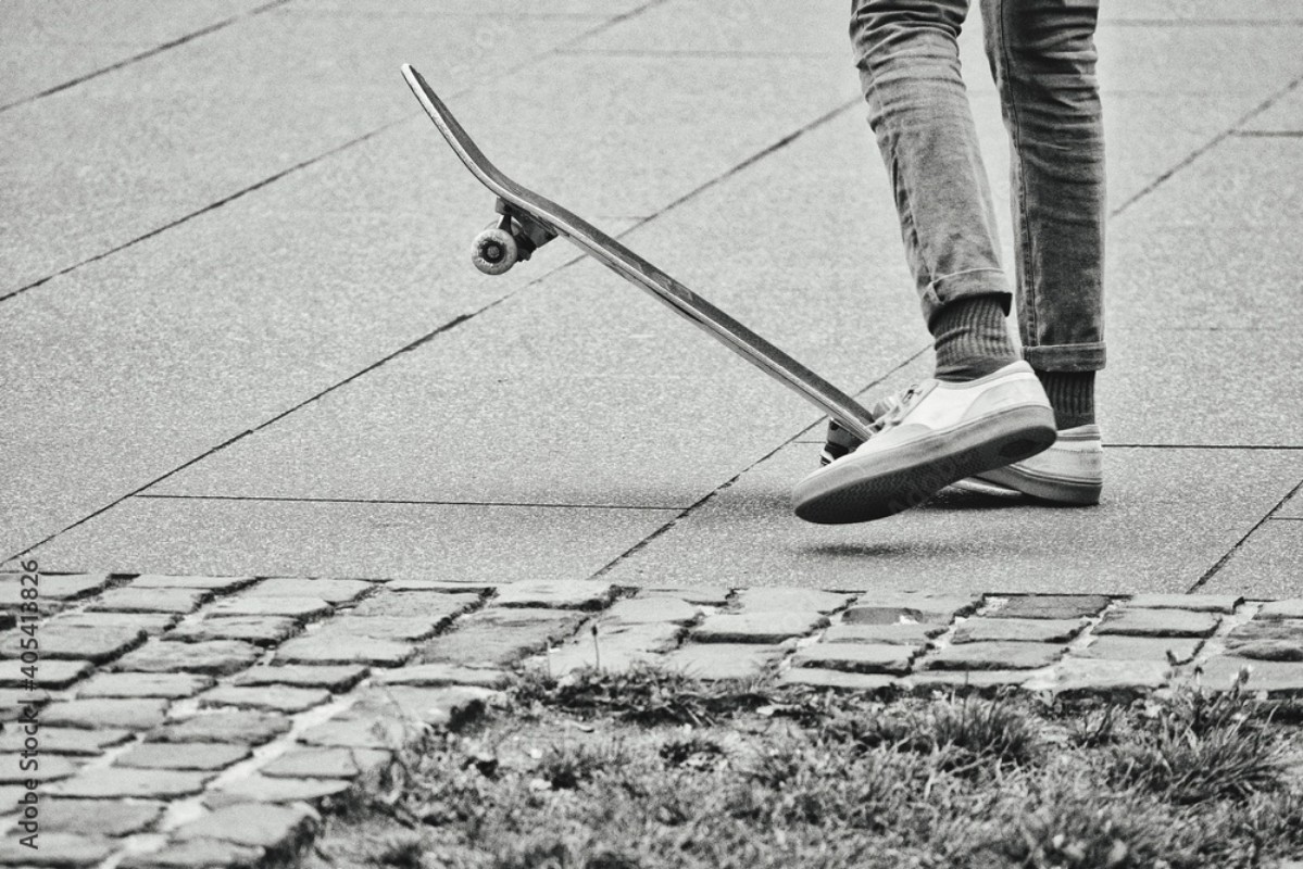 Afbeeldingen van Low Section Of Man Skateboarding On Footpath