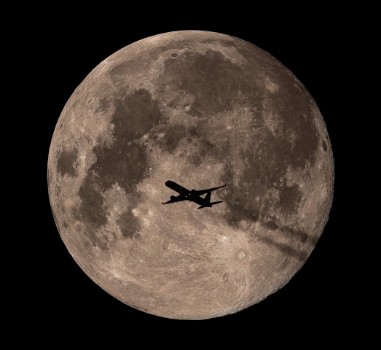 Bild på Passing Through Full Moon