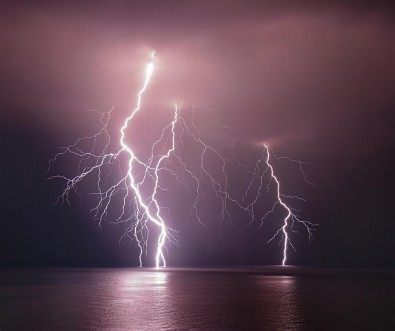 Image de Thunderbolt over the sea