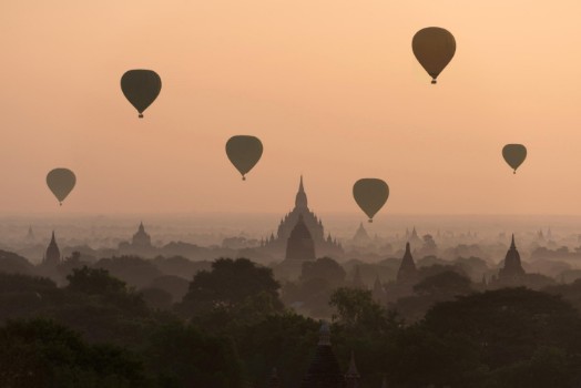 Bild på Bagan, balloons flying over ancient temples