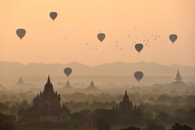 Bild på Bagan, balloons flying over ancient temples