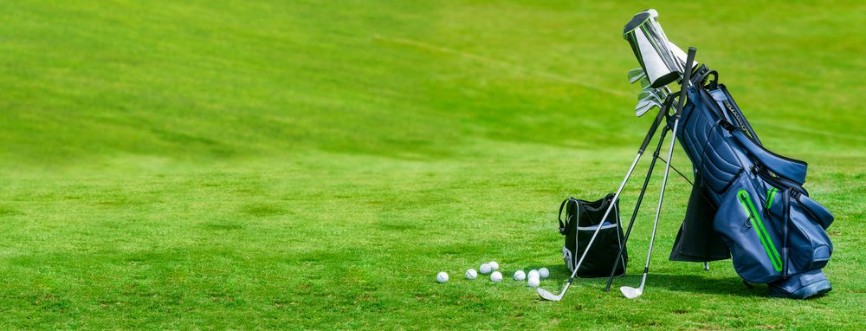 Afbeeldingen van Bag of golf clubs on the golf course