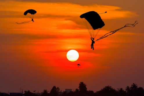 Afbeeldingen van Parachuting at Sunset