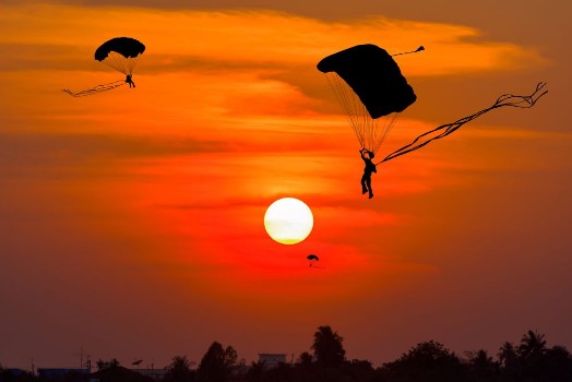 Bild på Parachuting at Sunset