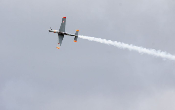 Acrobatic team jet photowallpaper Scandiwall