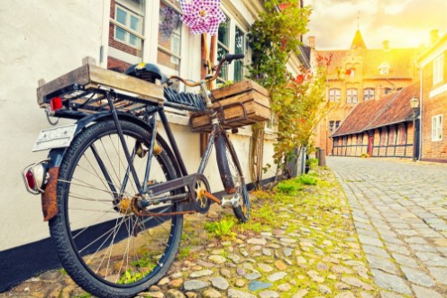 Image de Vintage Bicycle On House Wall At Sunset, Old Town Street