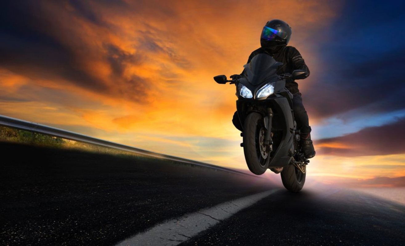 Afbeeldingen van Motorcycle on Asphalt Highway