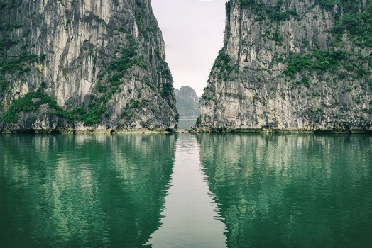 Afbeeldingen van Limestone Mountain at Ha long Bay