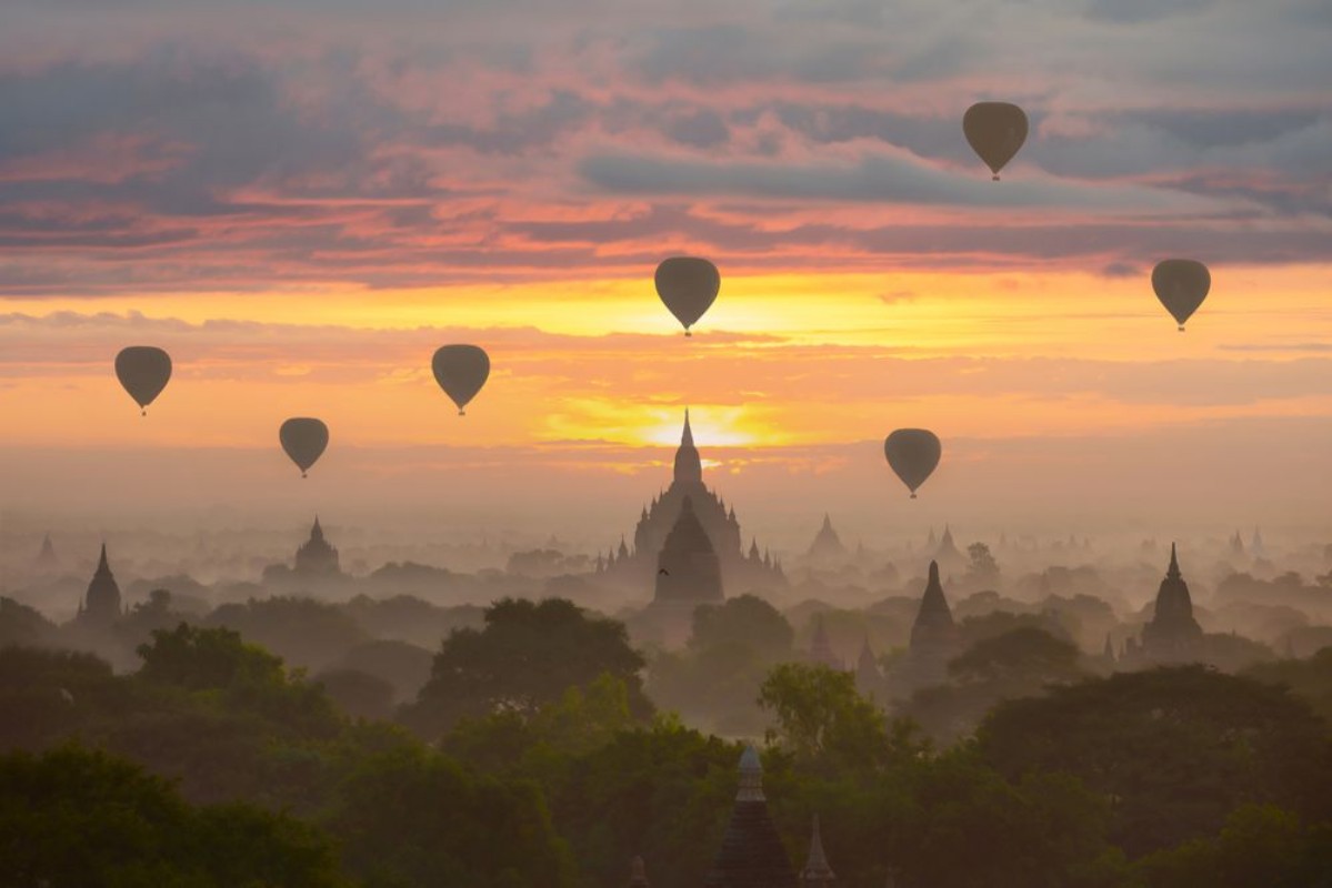 Bild på Bagan, Balloons Flying Over Ancient Temples