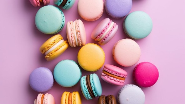 Afbeeldingen van Flat Lay of Colorful Macarons
