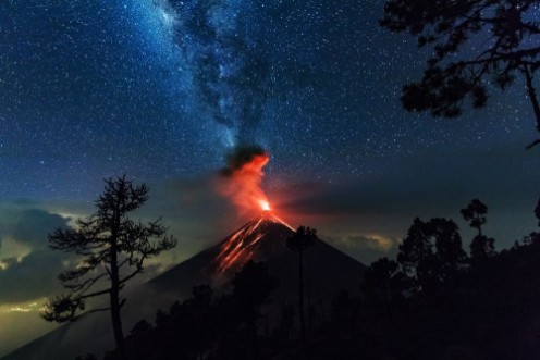 Afbeeldingen van El Fuego Volcano Erupting