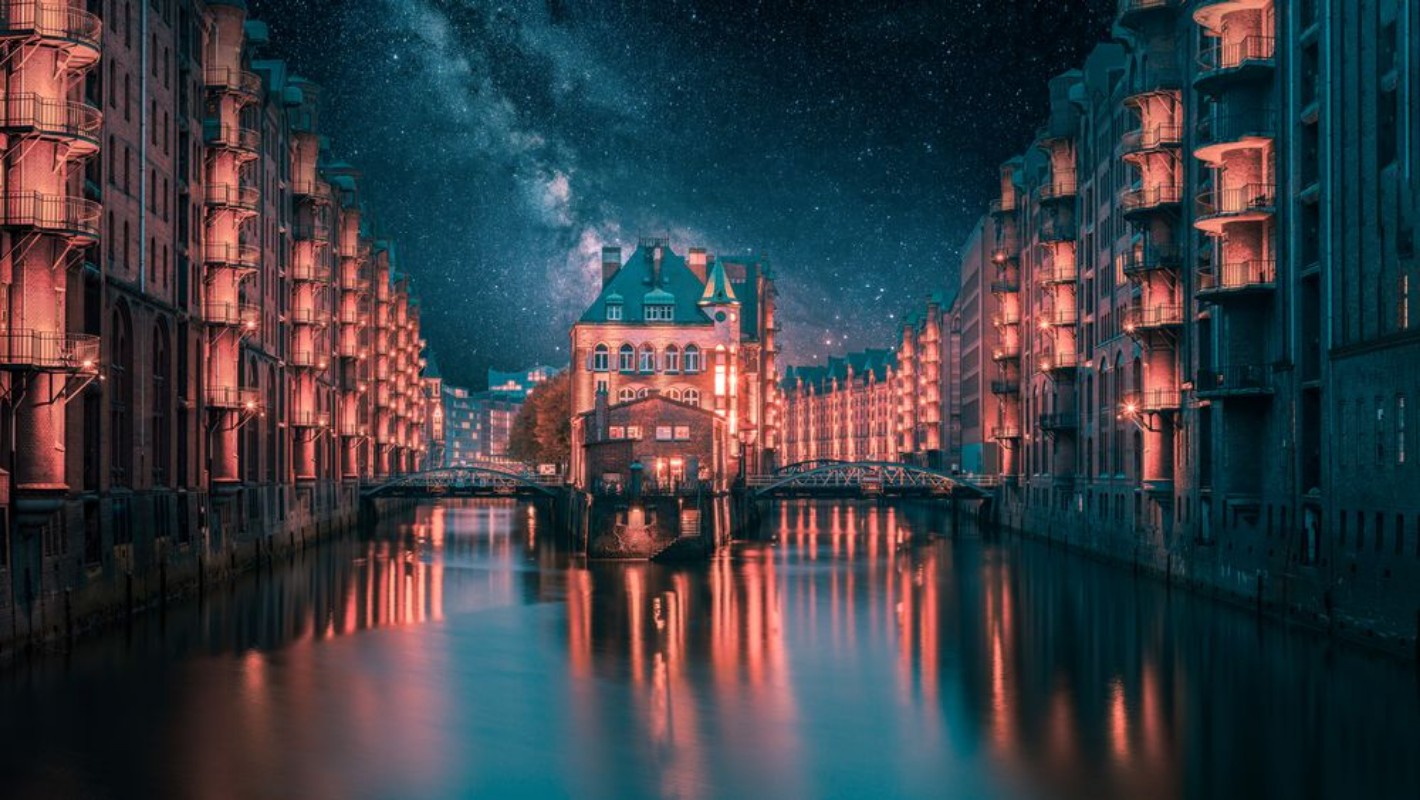 Afbeeldingen van Hamburg Castle with the Milky Way at night