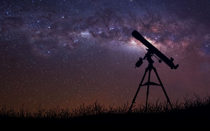Afbeeldingen van Infinite Space with Silhouette of Telescope