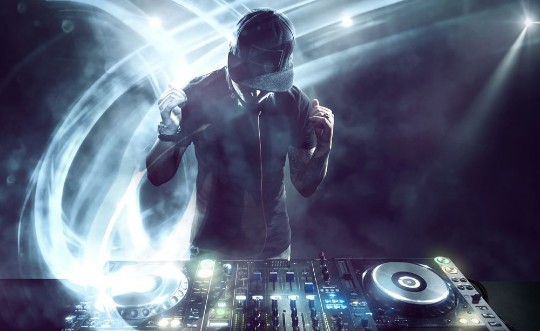 Image de DJ with Turntables