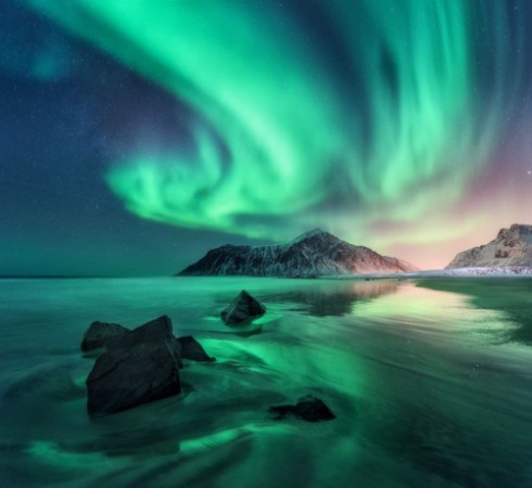 Northern Lights in Lofoten Islands photowallpaper Scandiwall