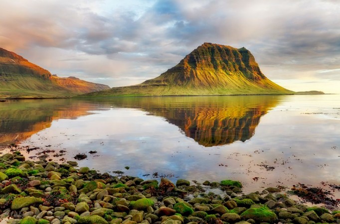 Afbeeldingen van Sea coast with mountain reflection Iceland