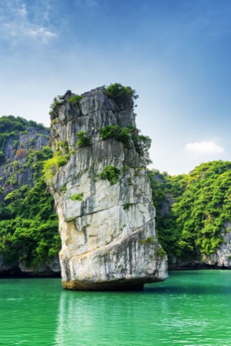 Bild på Scenic rock pillar and azure water in the Ha Long Bay Vietnam