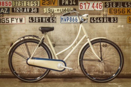 Afbeeldingen van Vintage lady bicycle in an old factory