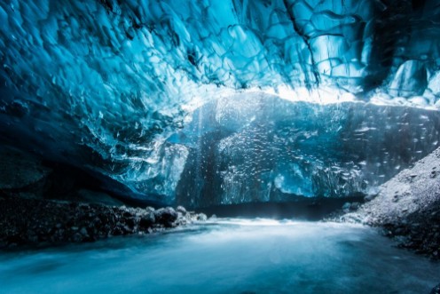 Afbeeldingen van Ice cave in Iceland deep tunnel