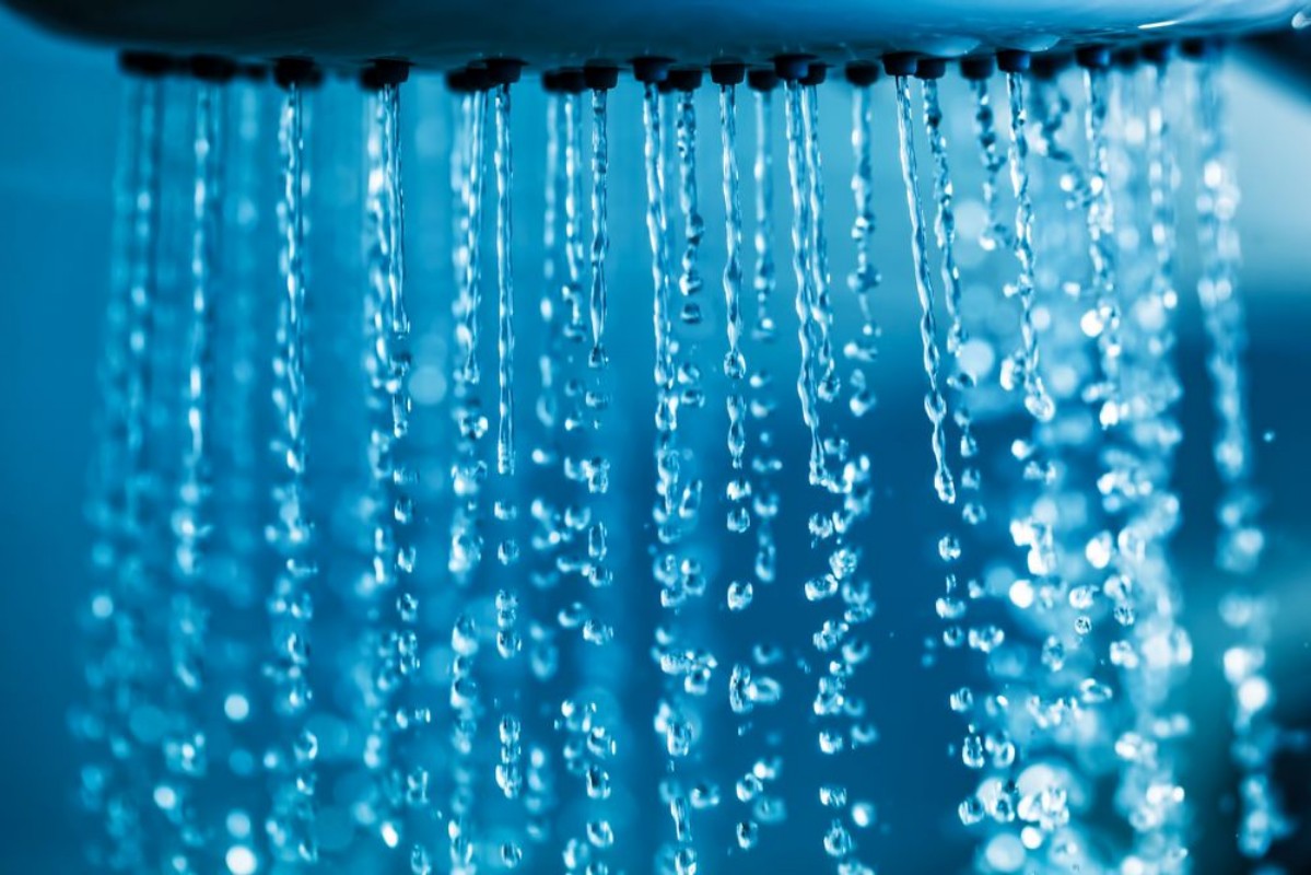 Afbeeldingen van Clear water flowing from shower