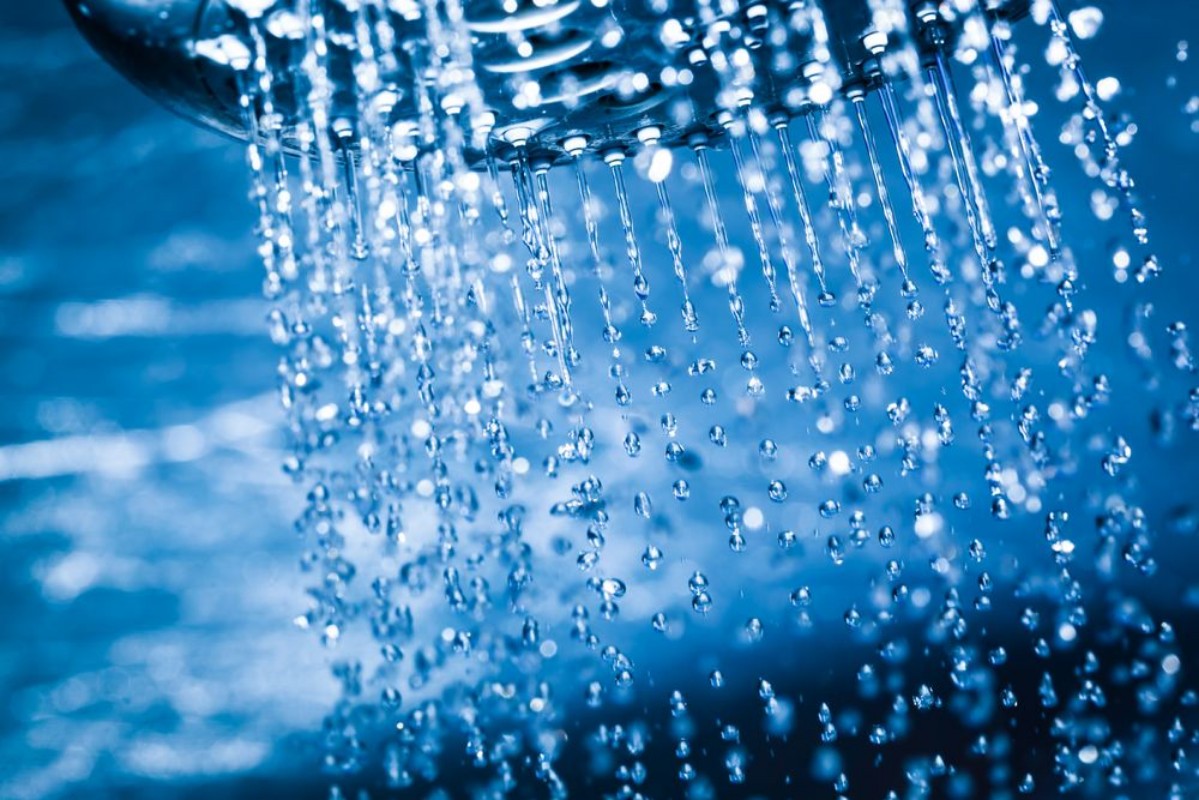 Afbeeldingen van Clear water flowing from shower