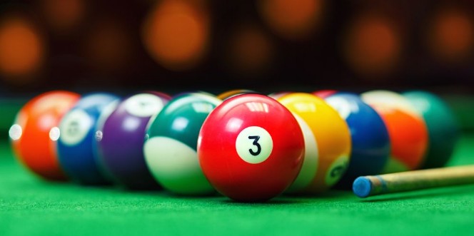Afbeeldingen van Billiard balls in a green pool table