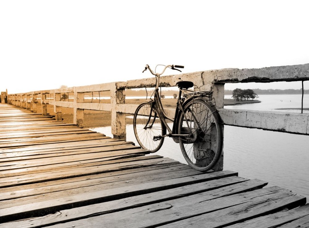 Afbeeldingen van Bicycle on wooden bridge