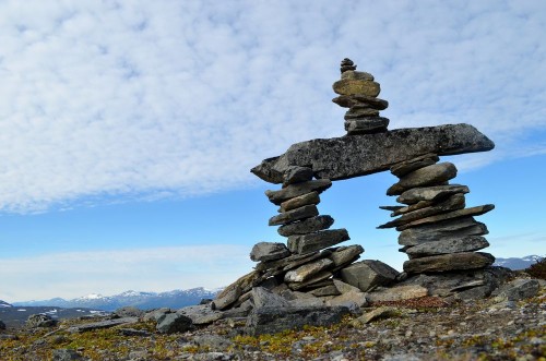 Afbeeldingen van Stone cairn stone man trailmark construction on top of a mountain in subarctic Swedish Lapland