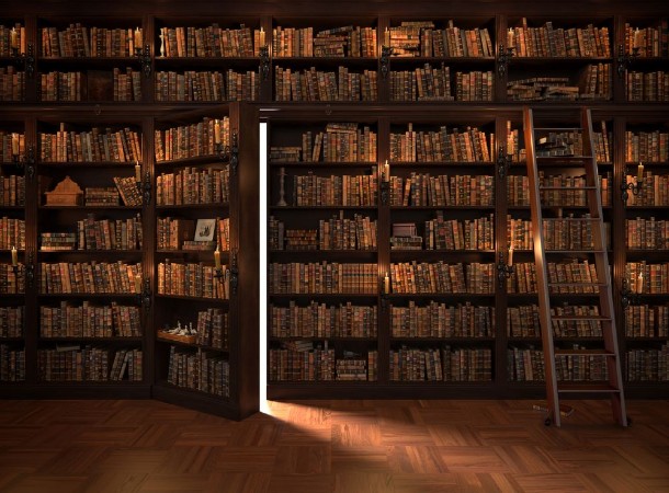 Afbeeldingen van Secret door in the bookcase Mysterious library with candle lighting With vintage stuff