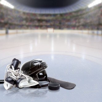Afbeeldingen van Dramatic Hockey Arena With Equipment on Reflective Ice and Copy Space Deliberate focus on foreground equipment and shallow depth of field on background Lighting flare effect