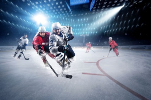 Afbeeldingen van Hockey players shoots the puck and attacks