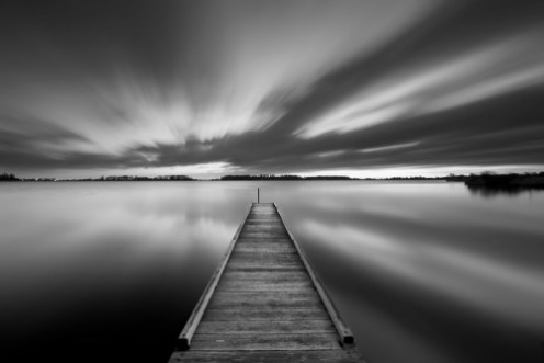 Afbeeldingen van Jetty on a lake in black and white