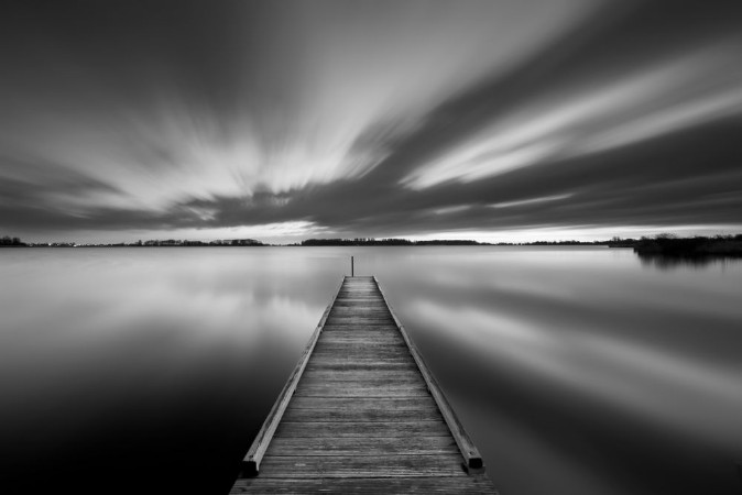 Bild på Jetty on a lake in black and white