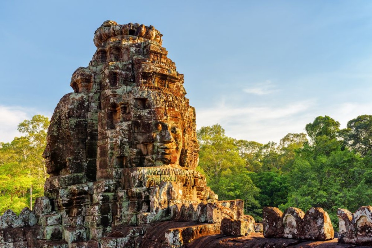 Bild på Enigmatic giant stone faces of Bayon temple in evening sun