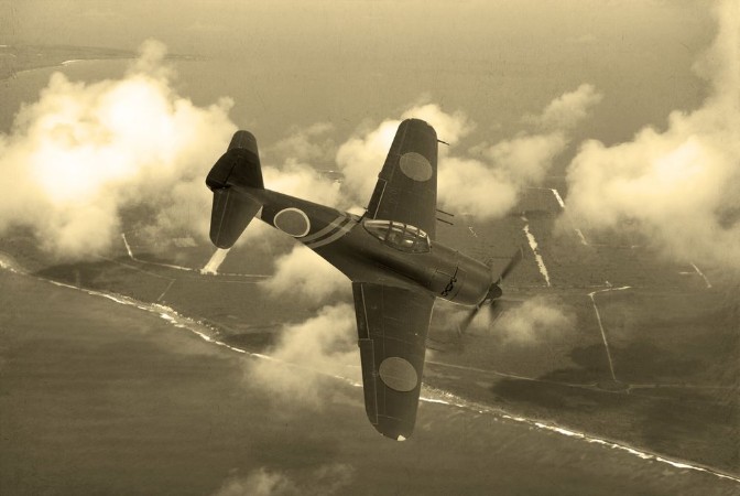 Bild på World War 2 era fighter plane Japnese aricraft N1K-J Shiden known as Geroge by the allies Flying over the pacific Island of Saipan Computer Image Artists impression