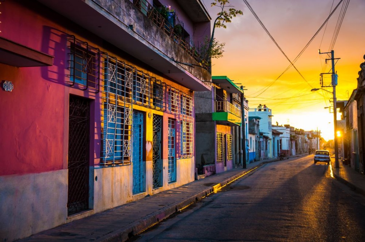 Afbeeldingen van CAMAGUEY KUBA - Strasse in der historischen Altstadt bei Sonnenuntergang