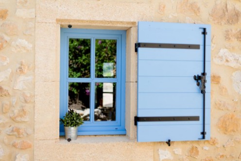 Afbeeldingen van Blue old window in traditional french provence architecture