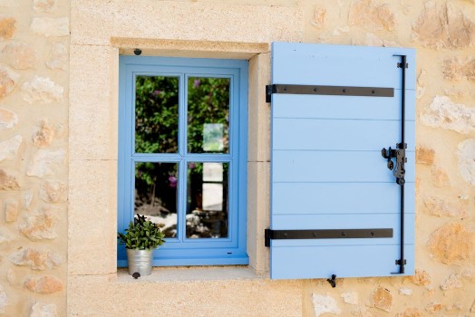 Bild på Blue old window in traditional french provence architecture
