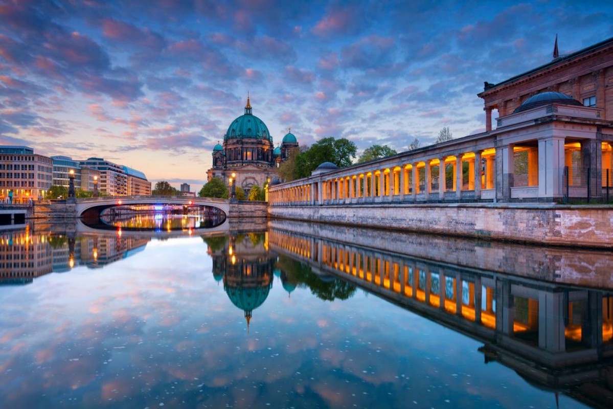 Afbeeldingen van Berlin Image of Berlin Cathedral and Museum Island in Berlin during sunrise