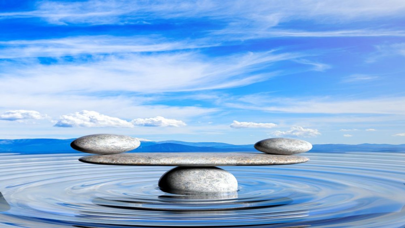 Afbeeldingen van 3D rendering of balancing Zen stones in water with blue sky and peaceful landscape