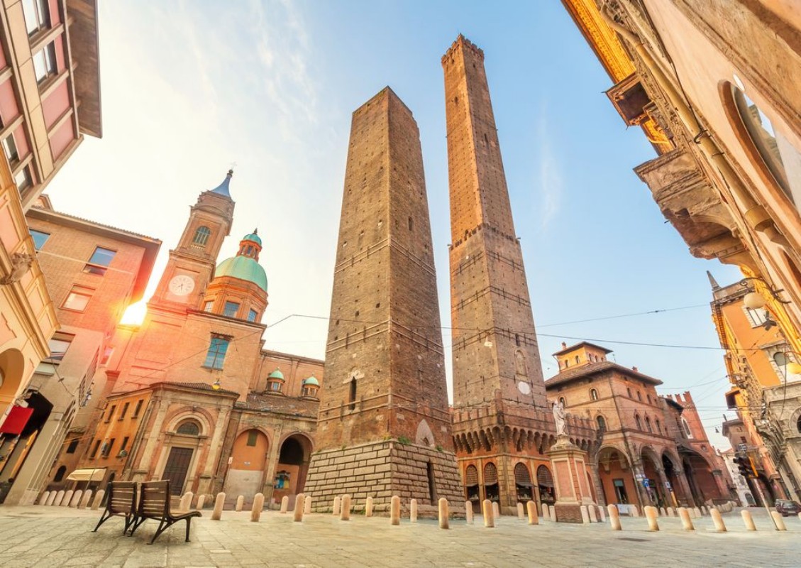 Afbeeldingen van Two famous falling towers Asinelli and Garisenda in the morning Bologna Emilia-Romagna Italy