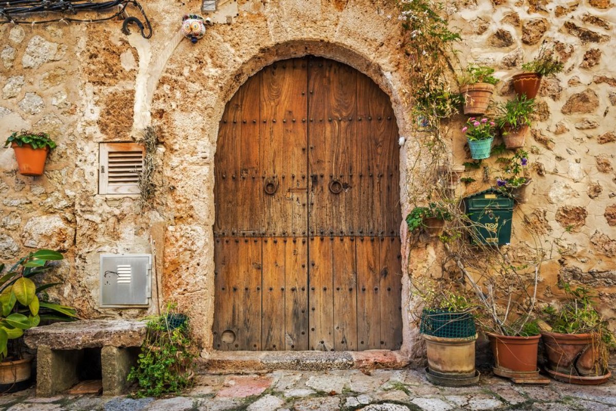 Bild på Doorway of traditional stone finca house in Valldemossa