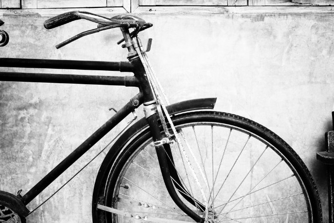 Afbeeldingen van Black and white photo of vintage bicycle - film grain filter effect styles