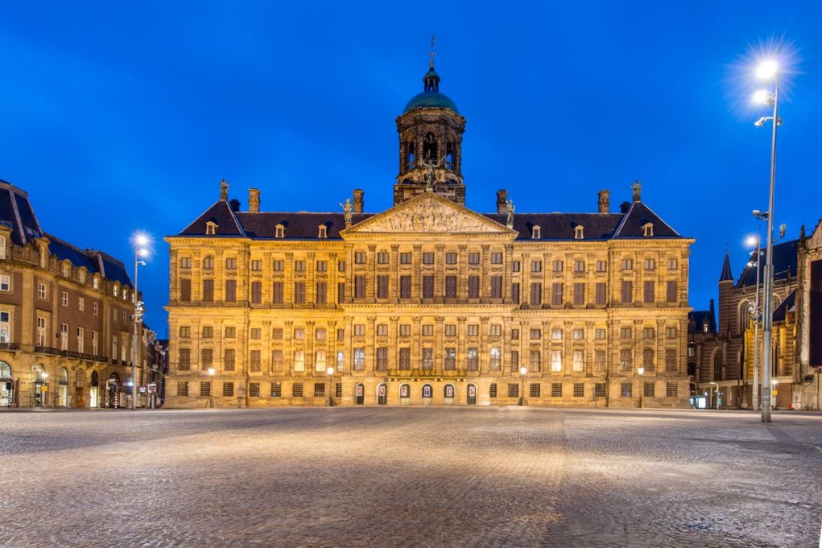 Image de Royal Palace in Amsterdam on the Dam Square in the evening Neth