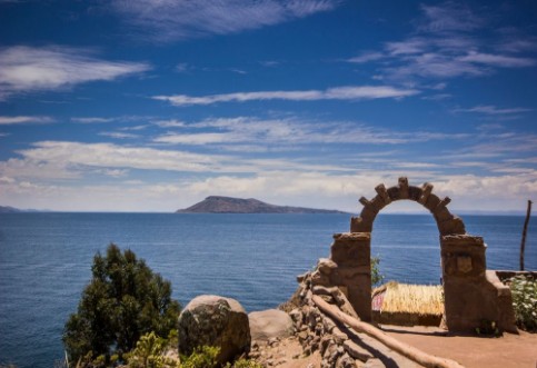Afbeeldingen van Arch above titicaca lake in peru