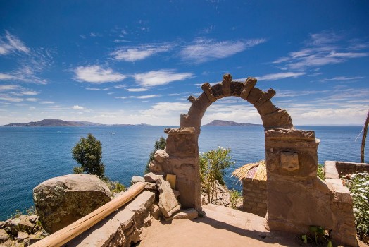 Bild på Arch above titicaca lake in peru