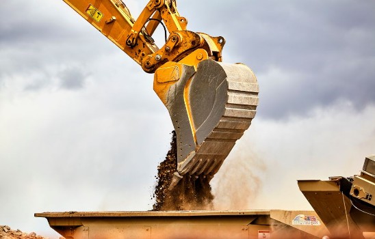 Picture of Construction industry excavator feeding portable quarry machine