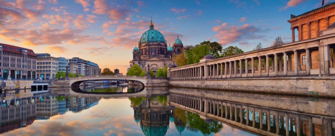 Afbeeldingen van Berlin Panoramic image of Berlin Cathedral and Museum Island in Berlin during sunrise 