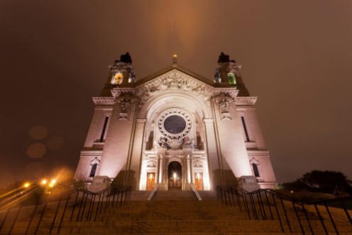 Afbeeldingen van St Pauls Cathedral in the Twin Cities at night 